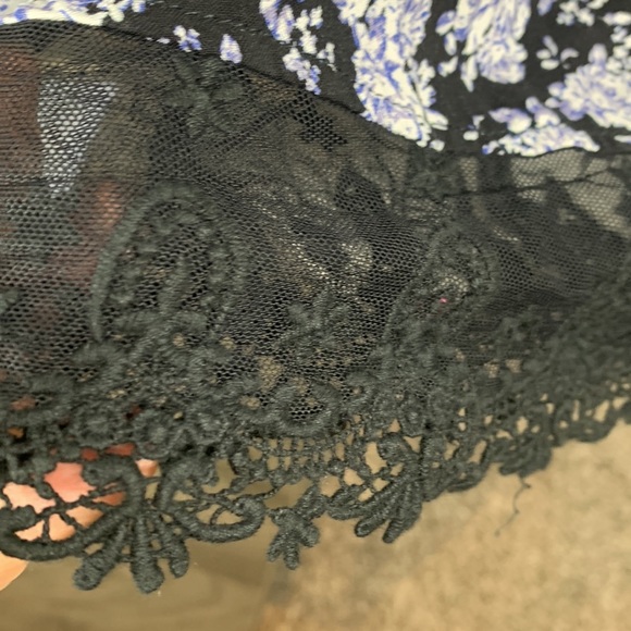 Forever 21 plus size sleeveless midi dress. Has a zipper on the side. Flowered - Picture 3 of 7